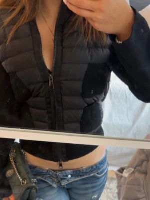 Cardigan  - Sjukt snygg  cardigan i svart i storlek M. Super lik moncler nästan identiska !!