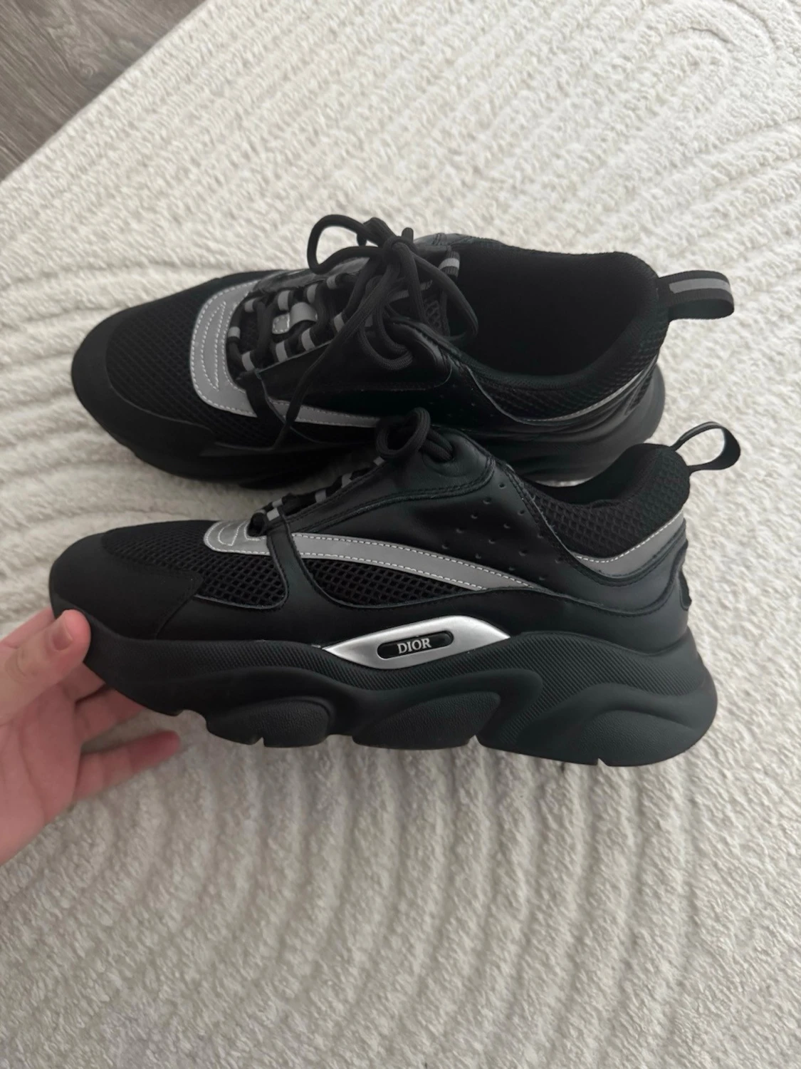 Svarta sneakers med silvriga detaljer