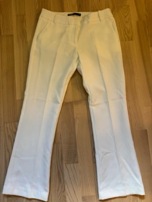 Vita kostymbyxor  - Vita lowwaist kostymbyxor från BikBok. Aldrig använda förutom test. Säljer dem för att det var fel modell. Modellen är petite så de är kortare i längden än vad jag vanligtvis har. Jag är 165 och var lite för korta. De är även lite sönder vid själva skärp hålen som jag såg alldeles för sent! Önska jag såg det i tid så jag kunde anmäla fel på produkt 