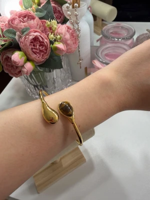 18k guldpläterat armband  - Armbandet är tillverkat av rostfritt stål och pläterat med 18k guld , vattentåligt och allergivänligt 