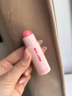 Rosa krämrouge i stickformat - Krämrouge i stickformat med en mjuk rosa ton. Enkel att applicera direkt på kinderna för en naturlig glow. 🩷Obs swatchad på ren hand. 