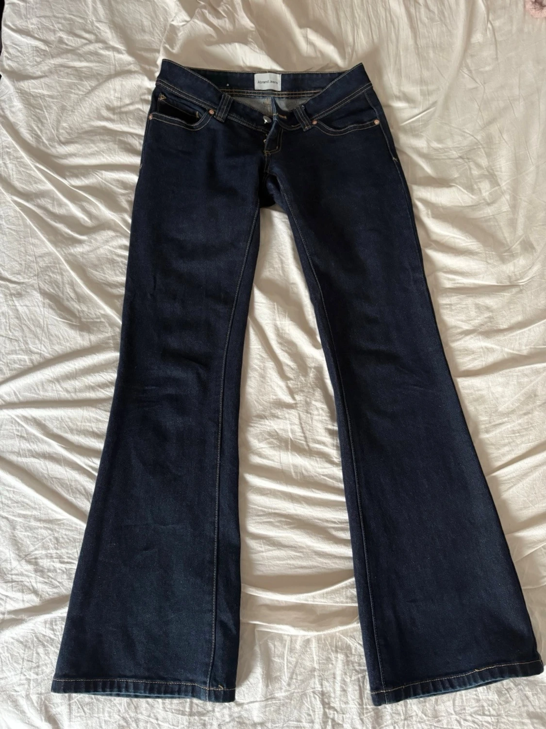 Mörkblå bootcut jeans från Abrand