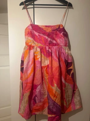 Färgglad sommarklänning!!💝💝 - Poplulär sommarklänning från Hm som är i nyskick med lapparna kvar!! Storleken är M men skulle säga att den passar någon som brukar ha S💝💝 Passar perfekt till sommarkvällar eller midsommar!!💝🍒🍒