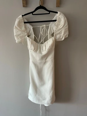 Vit miniklänning - Vit klänning med öppen rygg från zara. Perfekt till studenten eller midsommar. Endast provad på och säljs inte längre på zara
