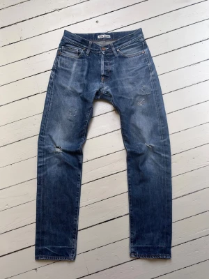 Acne jeans - Riktigt feta vintage Acne jeans med snygga fades och lagningar. Storlek 29/30.  Mått Midja: 39cm Ytterbenslängd: 102cm Innerbenslängd: 75cm Benöppning: 17cm