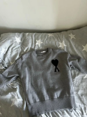 Grå stickad tröja från Ami - Är i mycket bra skick och har inte använts mycket. Pris kan diskuteras. 