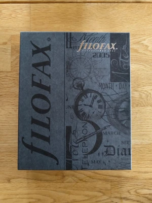 Filofax personlig kalender i nubuck - Säljer en Filofax Personal Connaught kalender i äkta nubuckläder. Fodralet är brunt med flera fack och ringmekanism för att enkelt byta ut sidor. Kommer i original ask och har klassisk design med Filofax-logga på insidan.