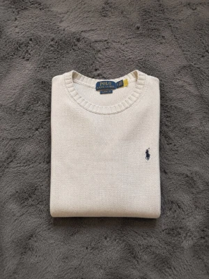 Vit stickad tröja från Polo Ralph Lauren - Hejj, säljer nu denna riktigt fina stickade Ralph Laurent tröja. Skicka är 10/10 inga skador inga defekter inga hål osv. Herr modell. Vid frågor kontakta gärna.💕
