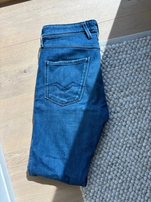 Replay jeans blå herr - Ett par riktigt härliga Replay jeans som är stretchiga och sköna att ha på sig. Storlek 30/32.