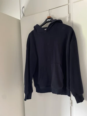 Mörkblå hoodie  - Fin och skön mörkblå hoodie! Knappt använd. Pris kan diskuteras vid snabbt köp!!