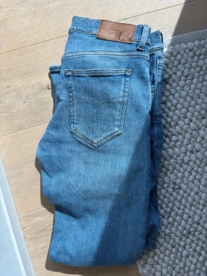 Tiger of Sweden jeans - Ett fint par från tiger of Sweden i ljus blå färg. Storlek: 31/32. De är även stretchiga och är sköna att ha på sig!