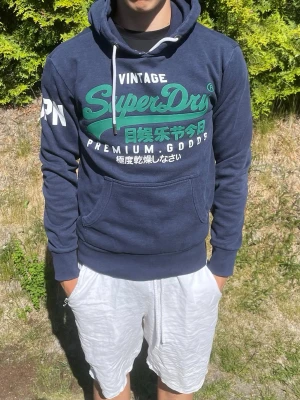 Blå Superdry hoodie  - Superdry Hoodie  Säljer min Superdry hoodie i fint skick. Bekväm passform och perfekt för både vardag och fritid.  📦 Snabb frakt ✅ Bra skick 💯 Äkta Superdry  Storlek: S  #superdry #grisch #arkivet #arkivetstyle #streetwear #y2k #cleanfit #oldmoney #trend #fashion #outfit #style #hoodie #vintage #retro #fyp #explore #plick #vinted #sverige #kläder #streetstyle #casual #mode #fitcheck #aesthetic #wardrobe #fashionstyle #secondhand #preloved