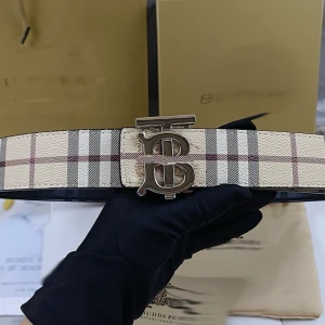 Reversible Burberry bälte med silver spänne - Biege/svart Reversible Burberry bälte med silver TB spänne. (ALLA STORLEKAR FINNS)              🚨lång leveranstid🚨