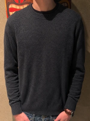Stickad tröja - Snygg stickad tröja från märket Brothers. Har en blå/grå ish färg. Passar fint till ett par vanliga eller slitna jeans. Modellen är cirka 185cm lång 