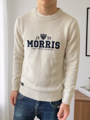 Morris beige/vit tröja - Morris beige/cremevit tröja i mycket bra skivk! Strl M men sitter som en S och hör gärna av er vid frågor elr funderingar!!