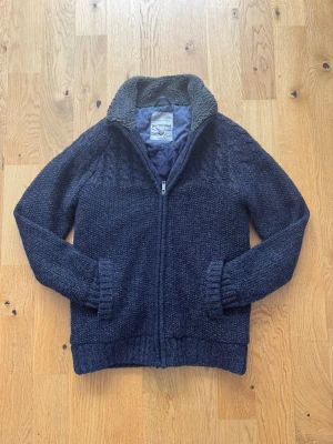 Angelo Litrico fodrad cardigan  - Fin fodrad cardigan från Angelo Litrico. Storlek M och väldigt fint skick. Perfekt nu i kylan❄️