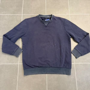 Mörkblå sweatshirt från Jacob Cohen - En stilren mörkblå sweatshirt med ribbade muddar och rund halsringning. Tröjan har en klassisk passform och är tillverkad i mjukt bomullsmaterial. Perfekt för en avslappnad och trendig look. Från märket Jacob Cohen.