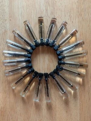 Parfymprover från Essence - Säljer ett set med 20 små parfymprover från Essnce. Dofterna är: high on chai, drunk apple pie, summer breeze, noble éclat, belle Femme, Fleur chere, tres Femme, Femina vivit, signature Vang, freshotic, sassy classy, perenne amore, pink haze, hot mimosa, hotter mimosa, sugar kiss, keep it fruity, irresistible enigma, Jardin de flora, skyfall mystery, Fleur chere. Alla är testade en gång. Kolla gärna min profil, jag har fler parfymer. 