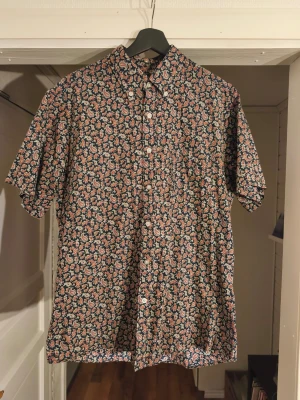 Blommig kortärmad skjorta marinblå - Vintage skjorta (knappen längst ner sitter lite löst)