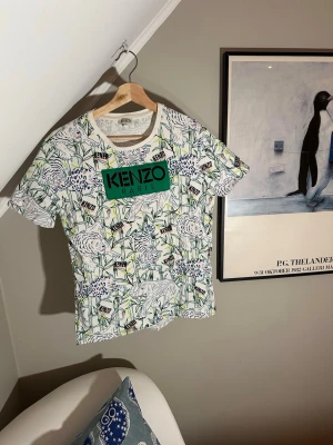 Kenzo T-shirt  - Säljer en riktigt fet kenzo T-shirt.                                       Skick:8,5/10.                                                                        Storlek:XS.                                                                             Har ni några frågor är det bara att skriva 