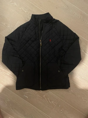 Mörkblå skinny jeans från Cheap Monday - Säljer ett par mörkblå skinny jeans från Cheap Monday med klassisk femficksdesign och dragkedjegylf. Jeansen har en lätt tvättad look och smal passform som sitter snyggt längs benen. Perfekta till en avslappnad och trendig stil.