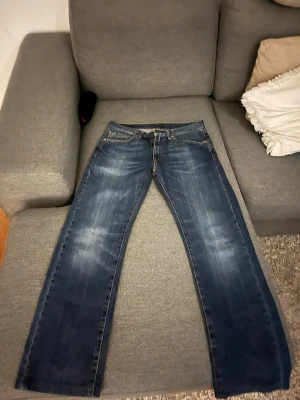 Blå Levi's bootcut jeans - Säljer ett par Levis Boot cut Jeans för bara 450 kr! Dom är i jätte bra skick och har bara använt dom ett par gånger. Passar bra för folk som är 178 och uppåt 