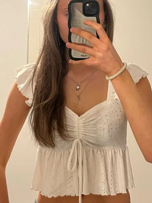 Vit topp - Såååå sött topp perfekt inför vår/sommar 🥹💕❤️💕