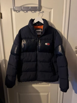 Tommy Jeans jacka  - Tjeena! Säljer nu denna väldigt snygga Tommy Jeans jacka som är helt perfekt nu i dessa vintertider. Modellen på jackan säljs inte längre. Storlek S, Nypris: 1900kr, säljs för 500kr