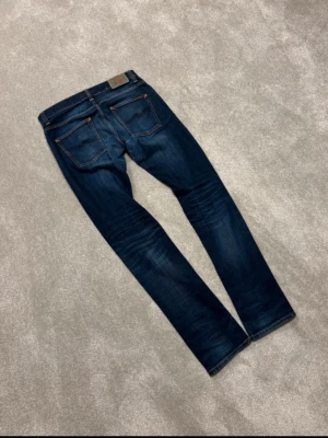  Nudie jeans - Feta mörkblå nudie jeans riktigt bra skick och riktigt schysst passform, modellen är grim Tim och storlek är 32/34. Ny pris ligger på 2500 mitt pis 699! Hör av dig för fler frågor!