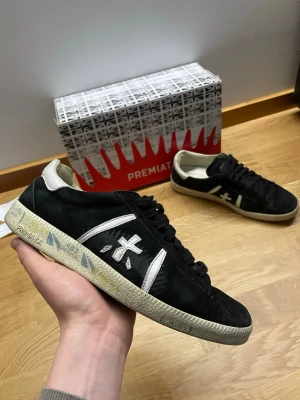 Svarta Premiata sneakers i mocka - Säljer dessa feta premiata skor för endast 1799kr. Dem är i storlek 40 men passar mig som har storlek 41-42 ungefär. Skicka gärna bud, accepterar mycket! 