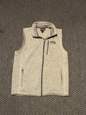 Patagonia väst - Patagonia väst i helt nytt skick västen är i storlek M den är sällsynt skicka in gärna prisförslag!