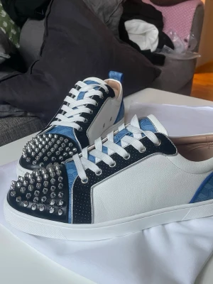 Christian Louboutin  - Säljer ett par riktigt snygga Christian Louboutin sneakers. Endast använda och provade när jag gick en liten runda