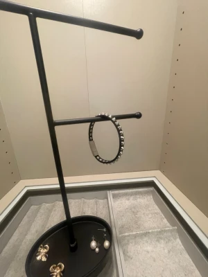 Svart diadem med silverfärgade nitar - Säljer ett svart diadem dekorerat med silverfärgade metallnitar i punkstil. Diademet har en klassisk bågform och ger en edgy vibe till din look. Perfekt accessoar för dig som vill sticka ut och addera lite attityd till outfiten.