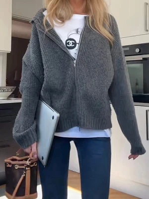 Kofta och tröja - Säljer denna outfiten (tröjan och koftan) eventuellt var för sig 200kr för tröjan 200kr för koftan eller 400 för allt💕