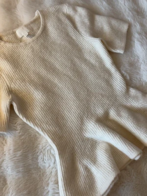 topp med volang - Säljer denna topp från HM super fin, aldrig använd🥰