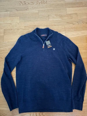 Mörkblå stickad halfzip från Morris - Nypris ca 1800 kr. Aldrig använd samt lappen är fortfarande kvar. Säljer en riktigt schysst mörkblå stickad halfzip från Morris med ribbade muddar och i nyskick. Tröjan har en liten logotyp på bröstet och är tillverkad i mjukt material. Perfekt för lager-på-lager och snygg till jeans. Storlek L herr men sitter som en M herr. 