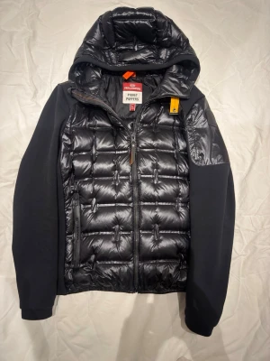 Parajumper gyles jacka - Säljer nu denna grymt snygga jacka från Parajumper då den tyvärr är lite för stor för mig. Köptes förra året och har använts runt 10ggr. Jackan är alltså i nyskick. Bara höra av sig om du undrar något🌟