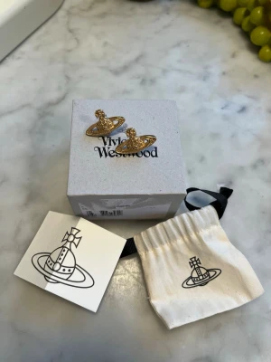 Vivianne Westwood  - Säljer dessa örhängen då jag inte kan använda örhängen. Använda 2-3 gånger. Nypris 1300 kr. 