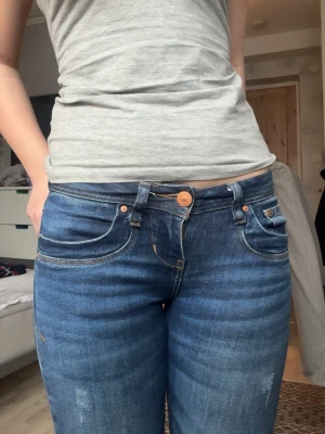 bootcut jeans från ltb💕w24 - säljer ett par bootcut jeans mer lätta slitningar💕 har en fin design på bakfickorna och är i väldigt fint skick, och modellen heter valerie, säljer för de inte används!💕