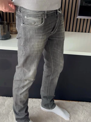 Jacob Cohën Style 688 Comfort Jeans - Jacob Cohën Style 688 Comfort Jeans | Modell: Style 688 Comfort | Modellen är 180 cm | Skick: Mycket fint | Nypris: 5000+ kr | Storlek: W32 | Hör av dig vid minsta fundering 📦