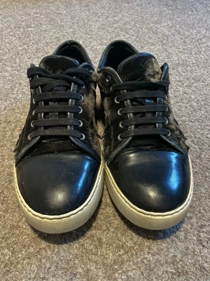 Lanvins - Lanvin sneakers - svart - använda   Svara lanvin low top sneakers i storlek 41.  Använda och med tydligt slitage, se bilder för skick. Repor på tåpartiet samt märken i materialet på sidorna, men sulan är hel och skorna fungerar fortfarande bra att använda!  Perfekta som vardagsskor eller om man vill ha ett par äkta designersneakers till bra pris. Rökfritt hem. Skickas väl emballerade.  Pris kan diskuteras.  Nypris på lanvins ca 5000-6000kr säljer dessa för 850!  Jag svarar snabbt!