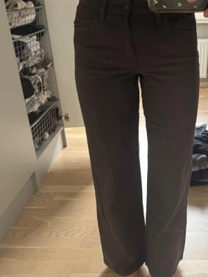Bruna jeans från Gina Tricot - Använda vid ett tillfälle då de är lite för korta på mig enligt min smak :) jag är 170 cm! Går strax nedanför naveln.