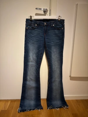 Mörkblå bootcut jeans från Gina 14+ - Snygga mörkblå bootcut jeans från Gina 14+ 