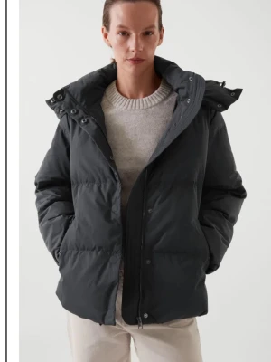 COS jacka  - Supersnygg jacka från cos I storlek xs. Den är ganska stor i storleken så skulle säga att det mer är en S. 