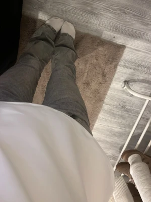 Grå lågmidjade bootcut jeans - Nu säljer jag en par supersnygga lågmidjade grå jeans, från Gina Tricot. De är i storlek 152 men jag är 165 och de passar mig bra. De är supersnygga och matchar till så mycket! Skriv om ni har några frågor!❤️❤️