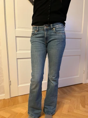Mörkblåa Bootcut jeans - Säljer ett par klassiska blå bootcut jeans från lager 157. Jeansen är midrise och har inga defekter. De är mörkblå och perfekta nu till våren!