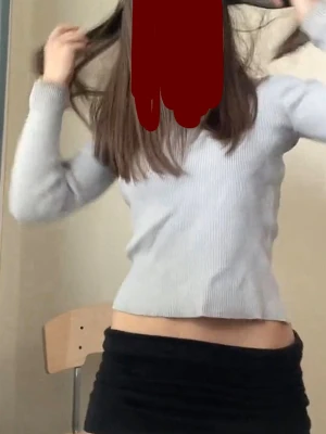 Ljusgrå ribbad croppad topp - Trendig ljusgrå croppad topp med lång ärm och ribbad struktur. Perfekt till höga jeans eller kjol för en snygg vardagslook. Enkel och stilren design utan synliga loggor eller detaljer.