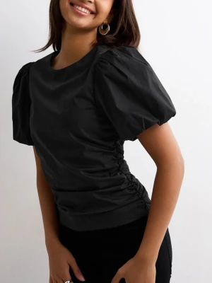 Blus - Säljer denna svart blus från Nelly som är slut i nästan alla storlekar, endast använd 1 gång