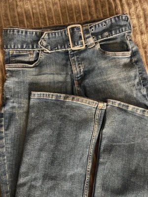 Lågmidjade jeans  - Nästan helt nya 🤍