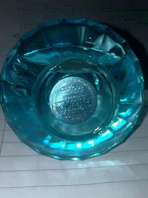 Curious parfym av Britney Spears - Säljer en ikonisk Curious parfym från Britney Spears. Flaskan är turkosblå, tillverkad i glas med en unik, facetterad form och rund kork. Perfekt för dig som gillar fräscha och ungdomliga dofter. Volymen är 30 ml.